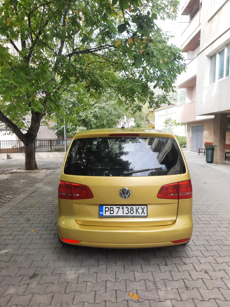 VW Touran 1.6 TDI 105hp DSG Кожа, снимка 6 - Автомобили и джипове - 47537182