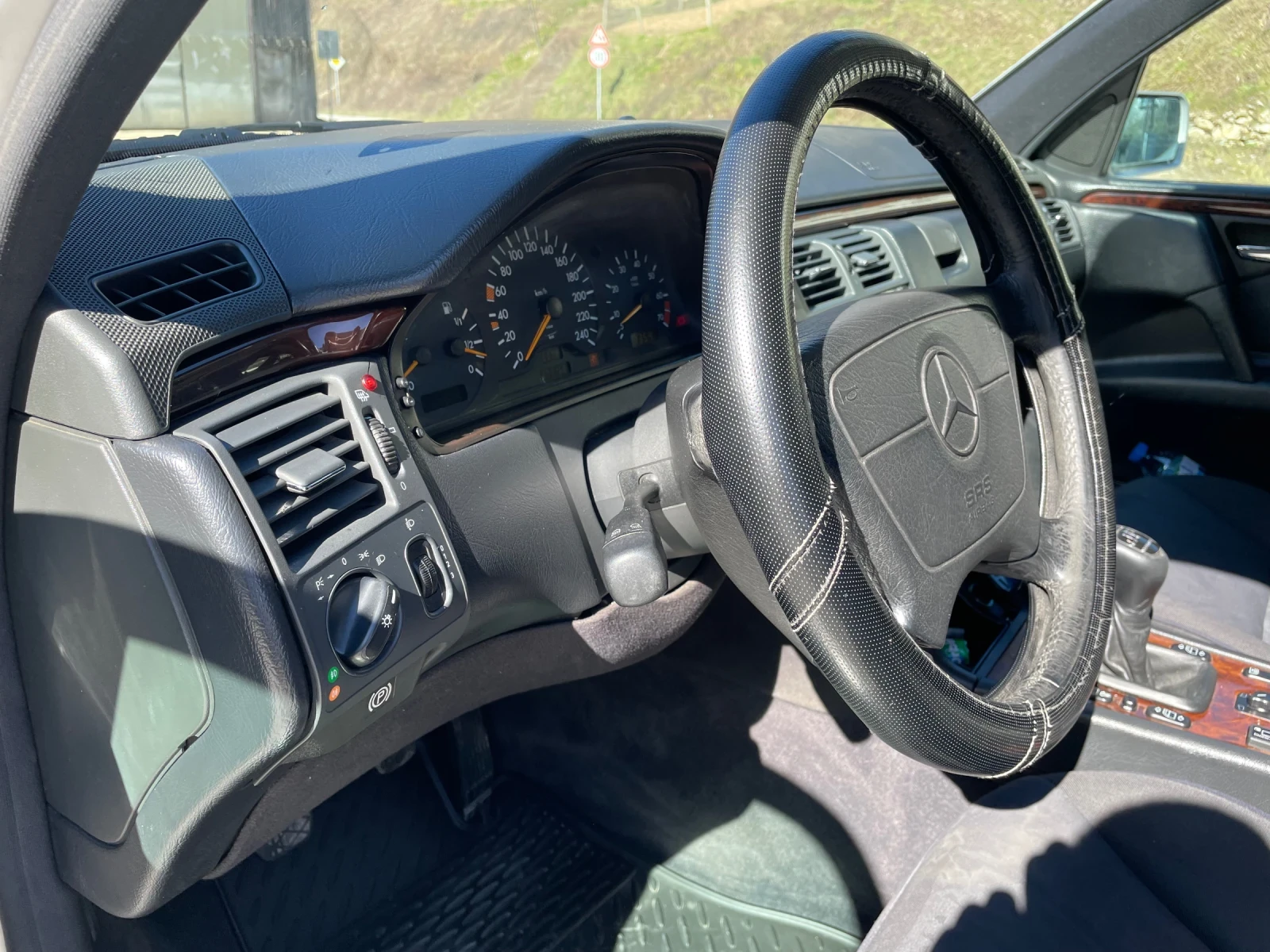 Mercedes-Benz E 200 2.0, снимка 10 - Автомобили и джипове - 54572662