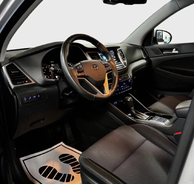 Hyundai Tucson 2.0D/АВТОМАТ/РЕАЛЕН ПРОБЕГ, снимка 4 - Автомобили и джипове - 53101987
