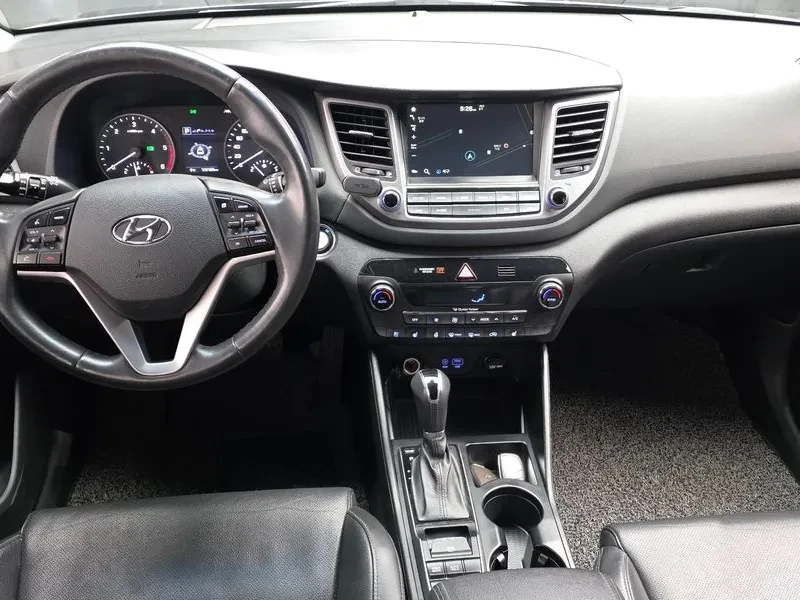 Hyundai Tucson 2.0 CRDi, снимка 7 - Автомобили и джипове - 54258404