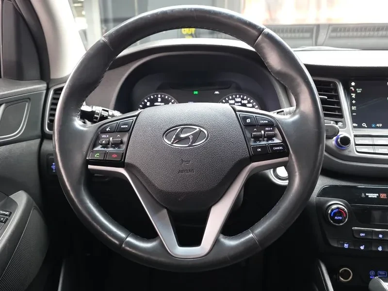 Hyundai Tucson 2.0 CRDi, снимка 13 - Автомобили и джипове - 54258404