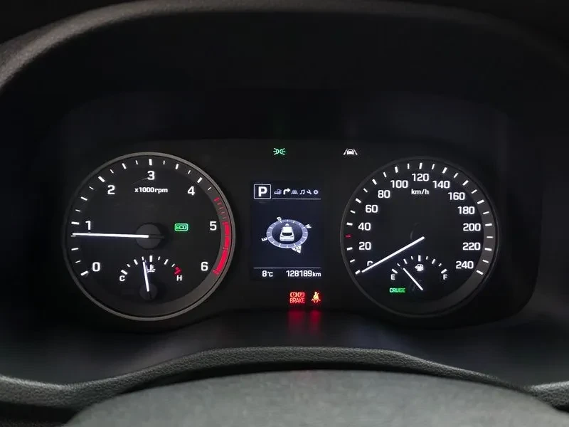 Hyundai Tucson 2.0 CRDi, снимка 8 - Автомобили и джипове - 54258404