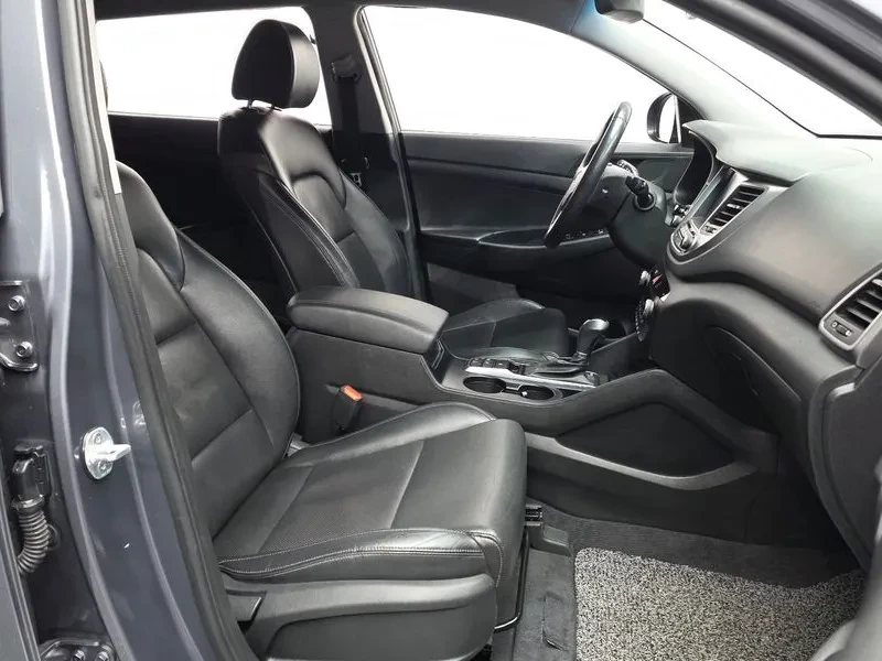 Hyundai Tucson 2.0 CRDi, снимка 11 - Автомобили и джипове - 54258404