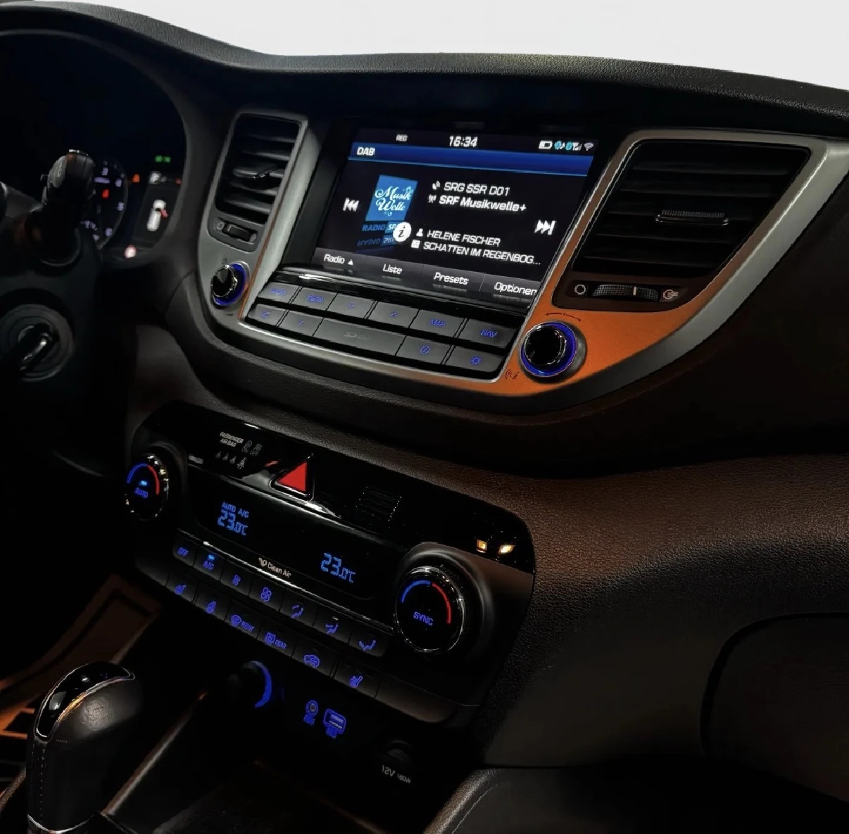 Hyundai Tucson 2.0D/АВТОМАТ/РЕАЛЕН ПРОБЕГ - изображение 6