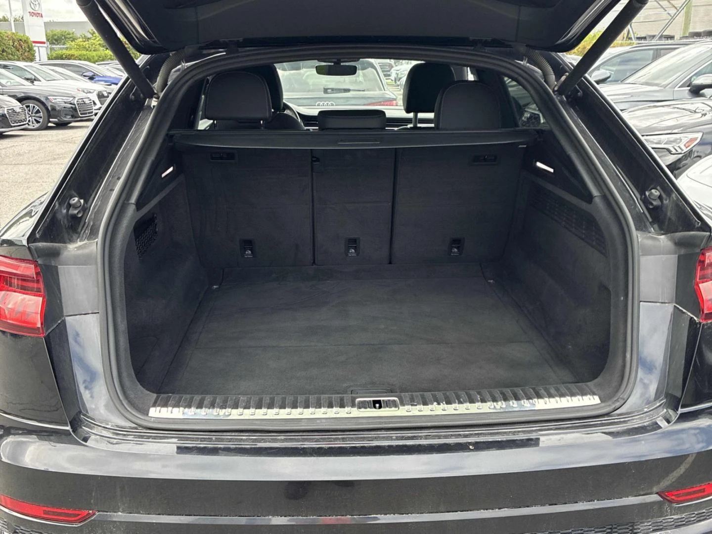 Audi Q8 Progressiv* S-line* Distronic* 360* Обдух* Автокре, снимка 14 - Автомобили и джипове - 55868085