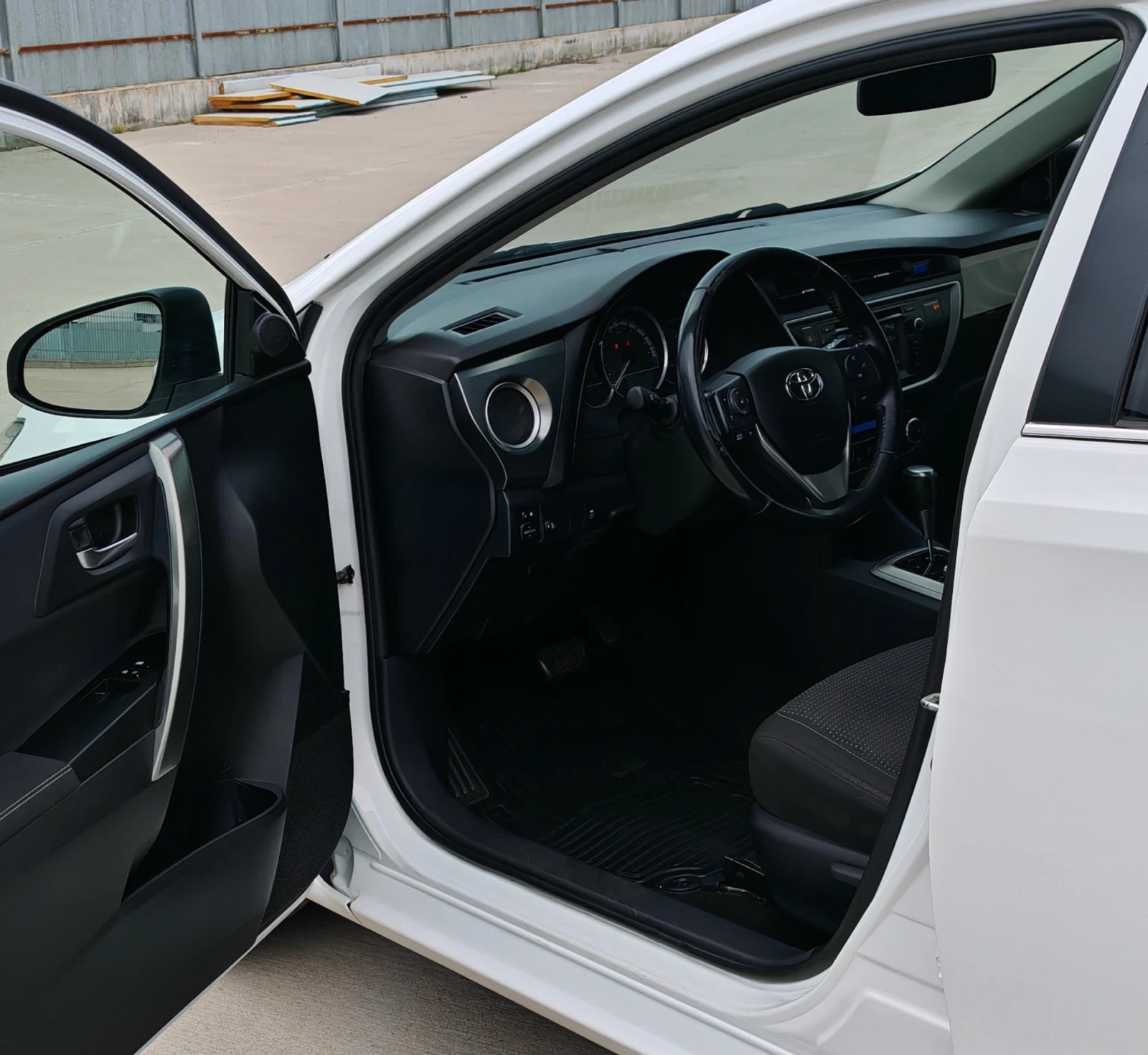 Toyota Auris 1.6VVTi AUTOMATIC* Bi-Xenon* Camera* Navi* Bluetoo, снимка 11 - Автомобили и джипове - 54657835