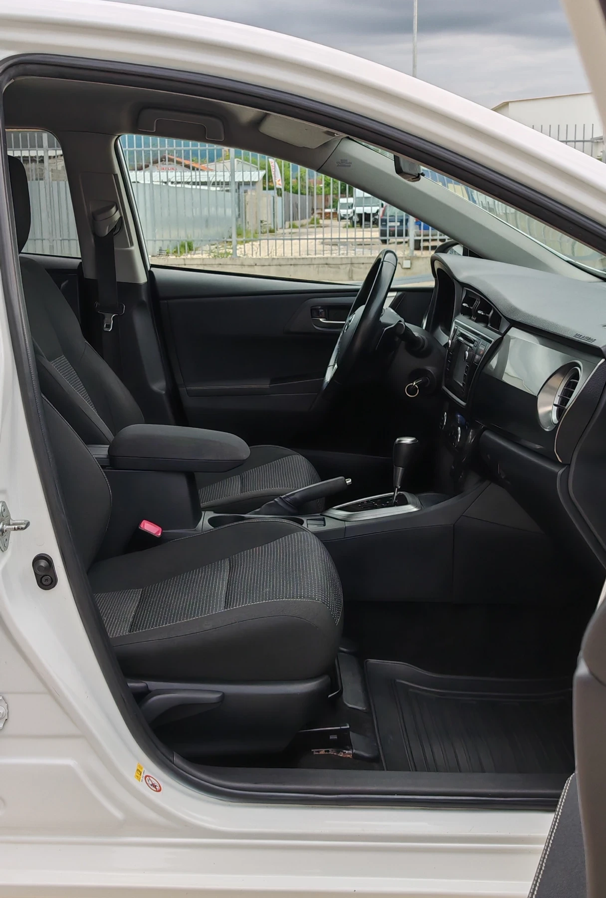 Toyota Auris 1.6VVTi AUTOMATIC* Bi-Xenon* Camera* Navi* Bluetoo, снимка 13 - Автомобили и джипове - 54657835