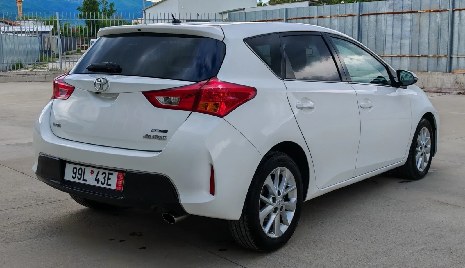 Toyota Auris 1.6VVTi AUTOMATIC* Bi-Xenon* Camera* Navi* Bluetoo, снимка 2 - Автомобили и джипове - 54657835