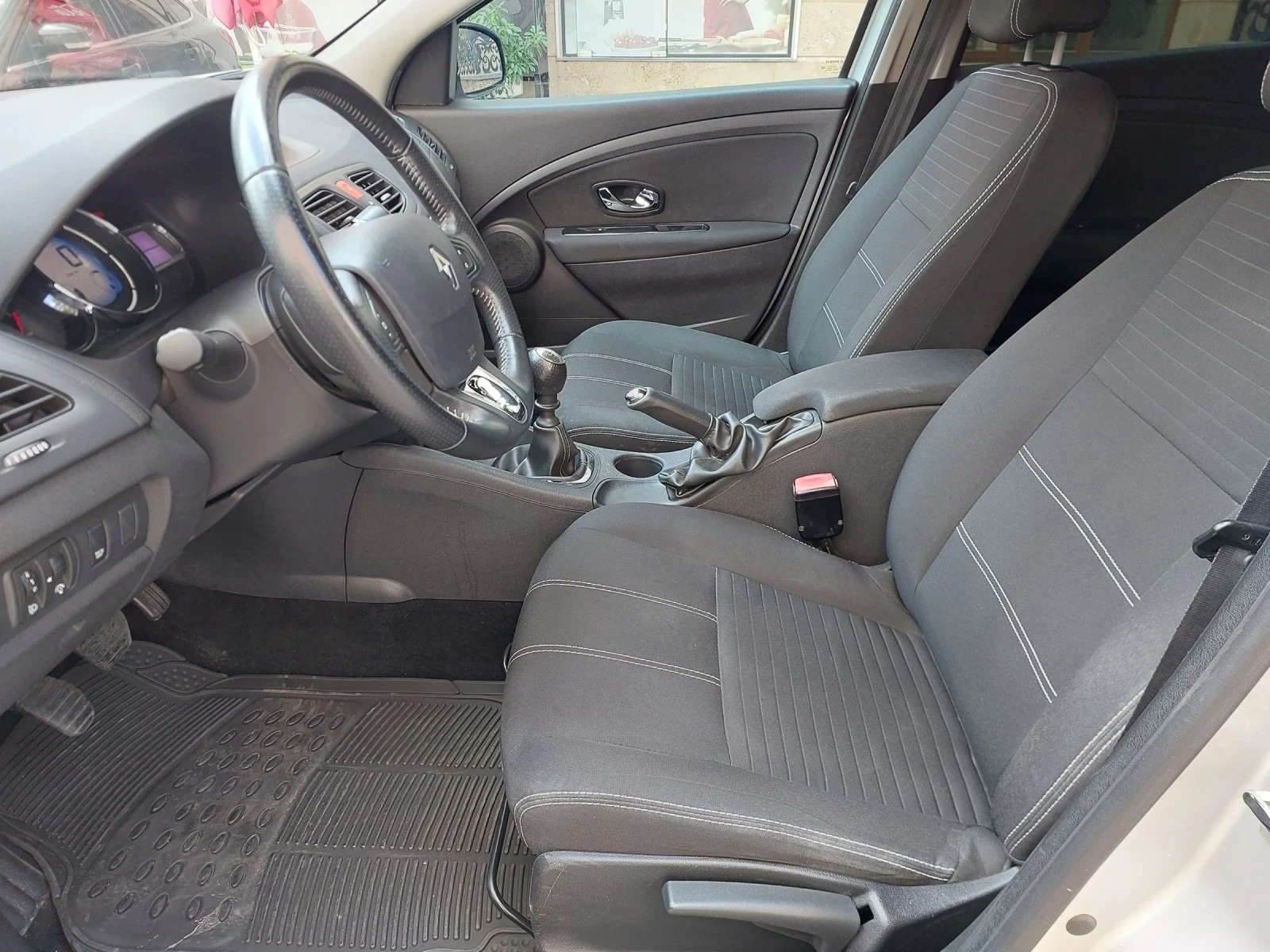 Renault Fluence 1.5 dci 110PS, снимка 6 - Автомобили и джипове - 53291682