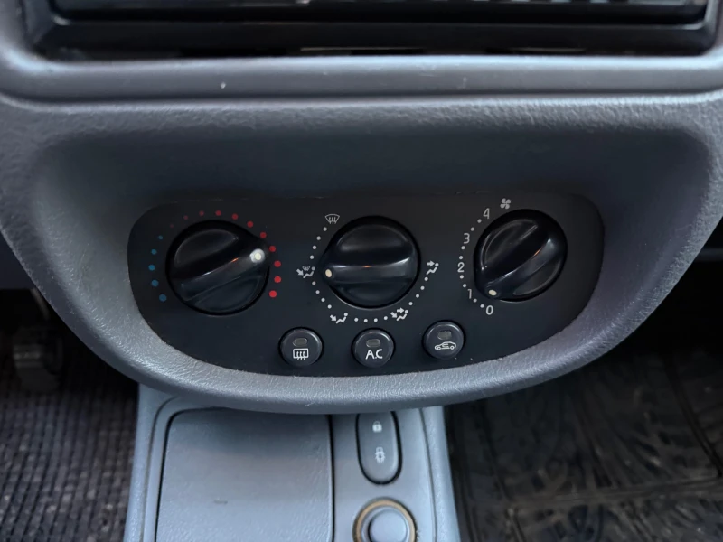 Renault Clio 1.2 БЕНЗИН ОТЛИЧНА, снимка 12 - Автомобили и джипове - 53303891