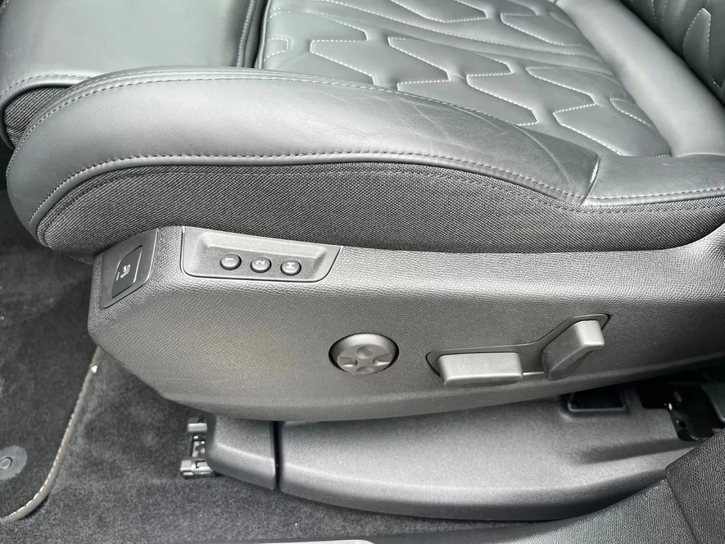Peugeot 3008 PHEV/299HP/GT/PANO/180CAM/MASSAGE/LED/KLESS/338z, снимка 12 - Автомобили и джипове - 54327212