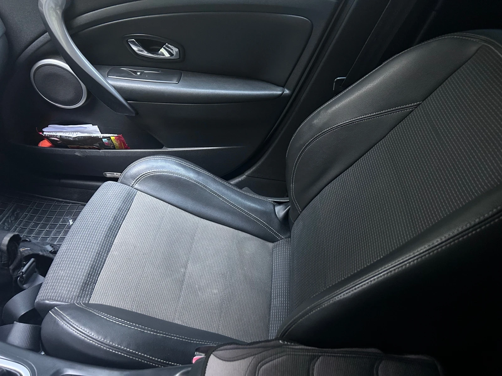 Renault Megane 1.5, снимка 8 - Автомобили и джипове - 56019403