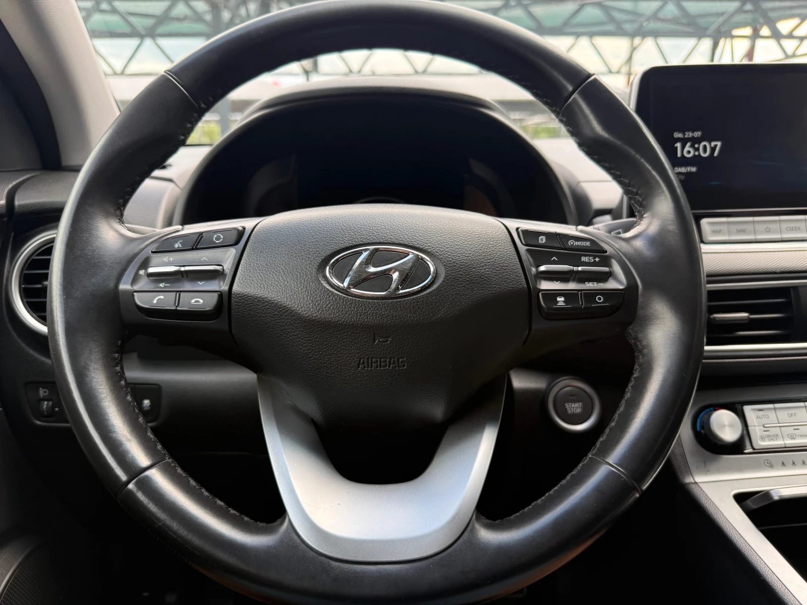 Hyundai Kona 64kWh 204hp. ТЕРМОПОМПА SOH98.8%, снимка 11 - Автомобили и джипове - 54946789