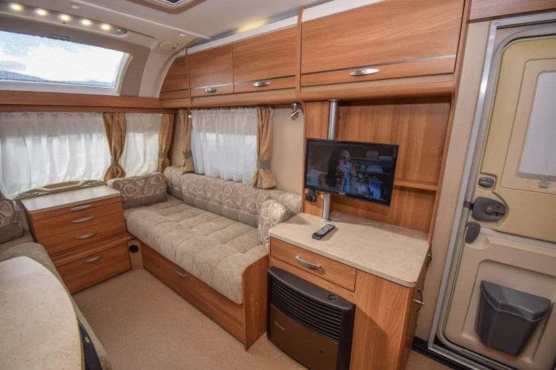 Каравана Sprite Cruzer 460SR, снимка 7 - Каравани и кемпери - 53407809