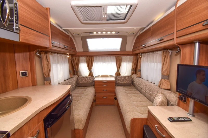 Каравана Sprite Cruzer 460SR, снимка 8 - Каравани и кемпери - 53407809