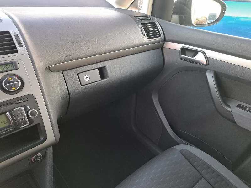 VW Touran 1.9тди/7Места, снимка 13 - Автомобили и джипове - 52854106
