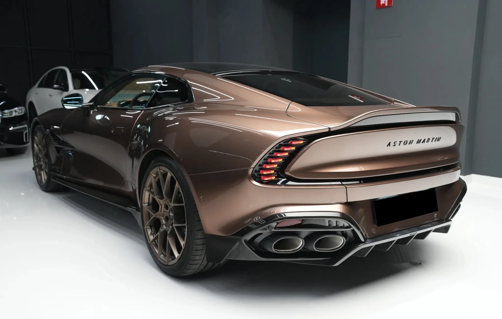 Aston Martin Vanquish III 5.2 V12 - изображение 7