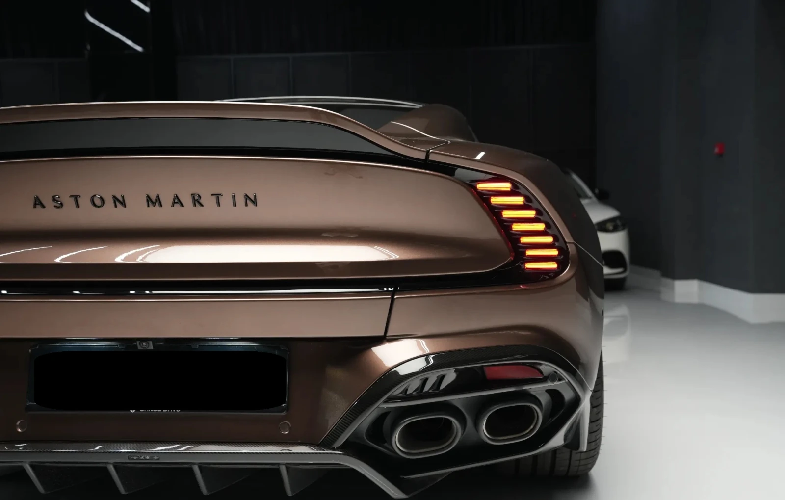 Aston Martin Vanquish III 5.2 V12 - изображение 10