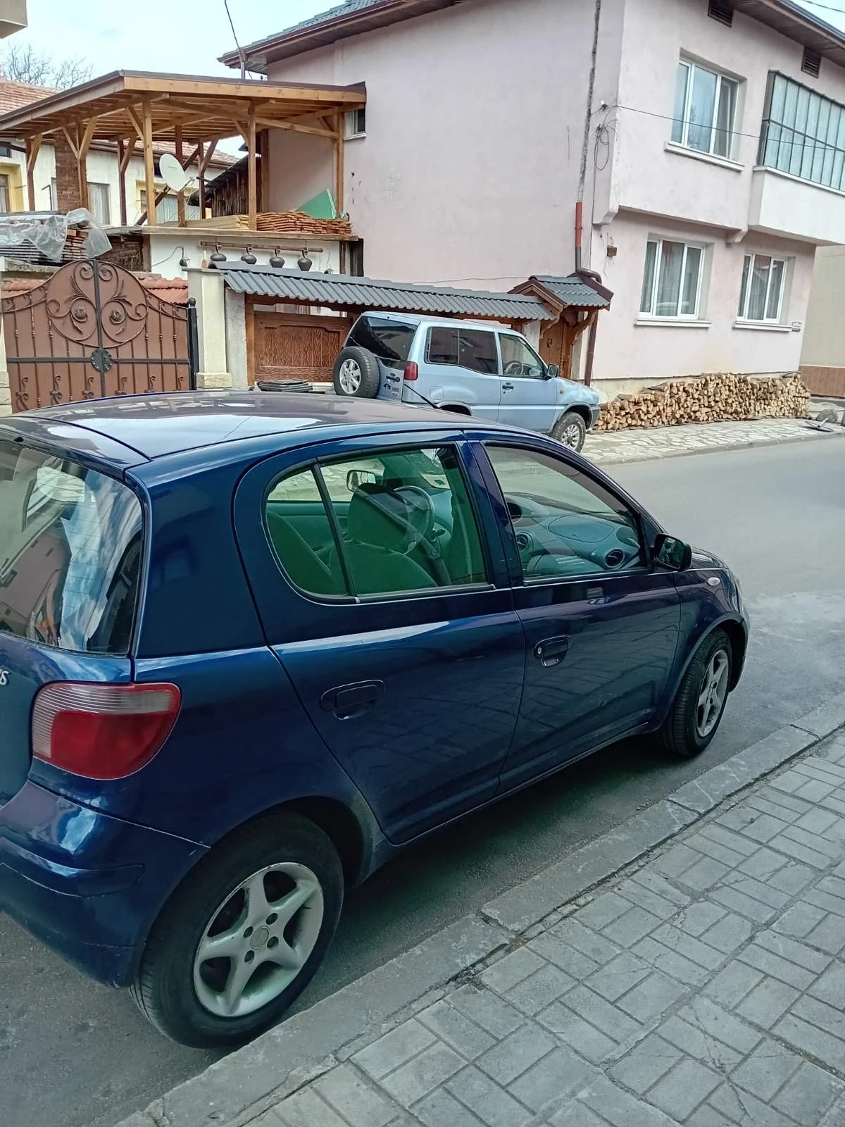 Toyota Yaris 1.0, снимка 2 - Автомобили и джипове - 54398078