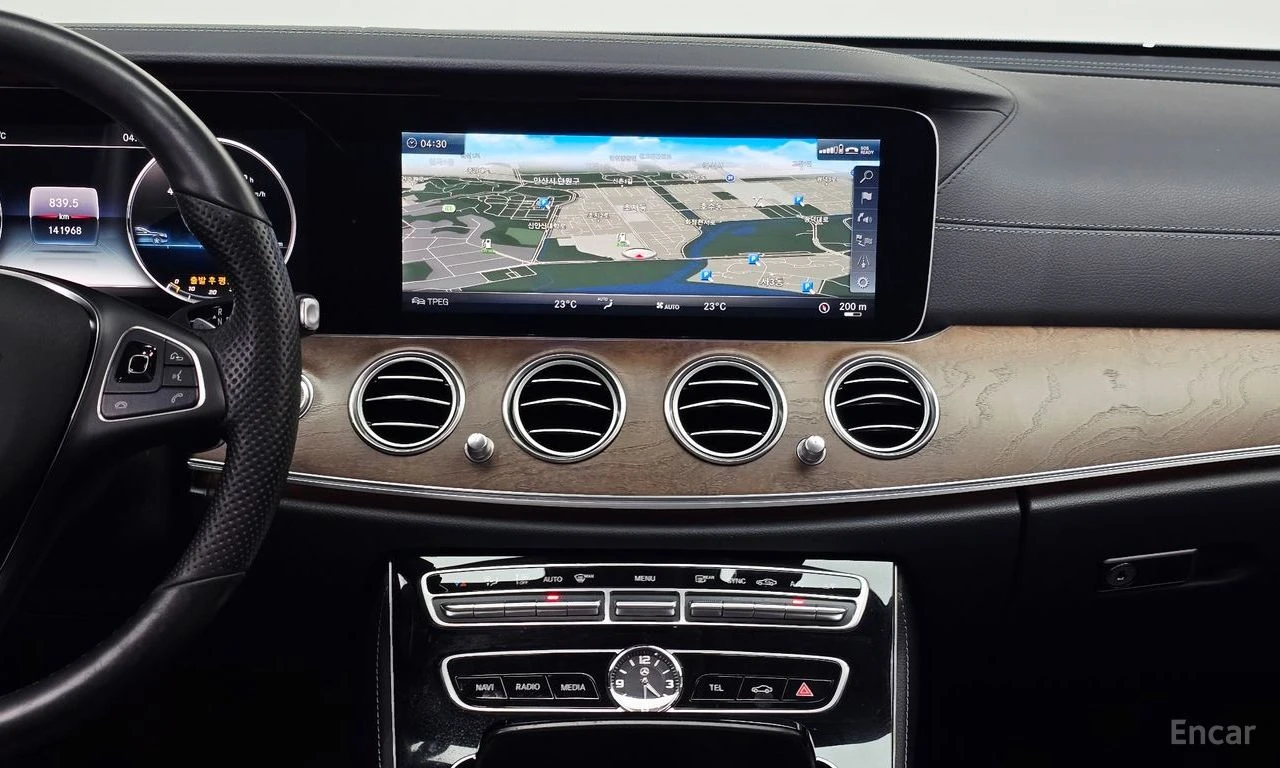Mercedes-Benz E 300 ОБДУХВАНЕ * BURMESTER * HEAD-UP * ФИКСИРАНА ЦЕНА, снимка 16 - Автомобили и джипове - 55155274