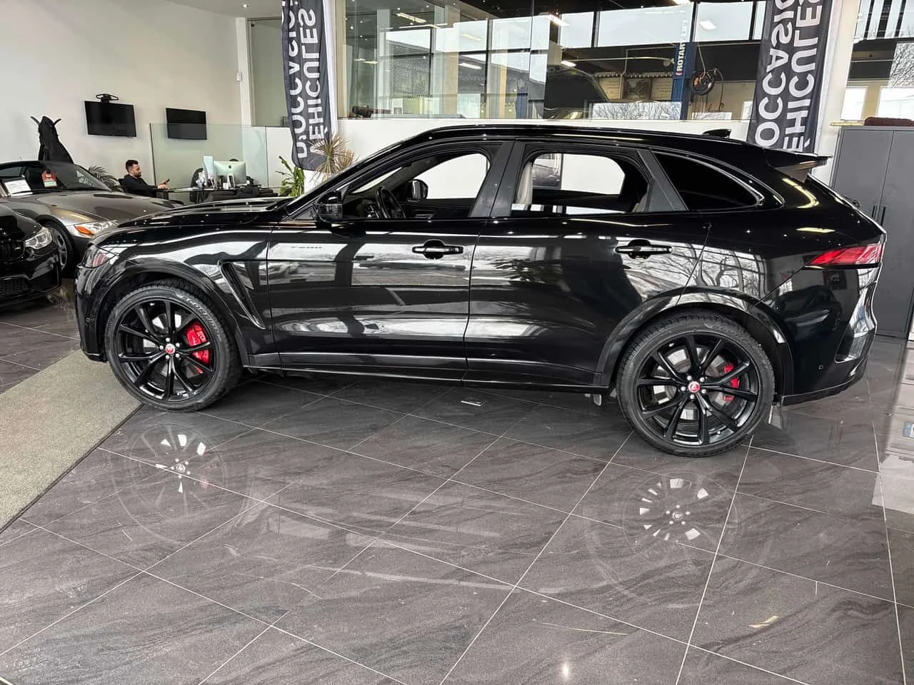 Jaguar F-PACE  SVR 5.0L | DISTRONIC | 360 | HU | PANO | ОБДУХ, снимка 3 - Автомобили и джипове - 54642513