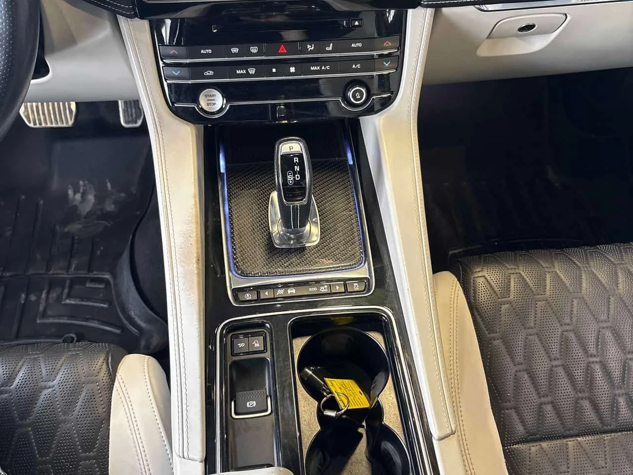 Jaguar F-PACE  SVR 5.0L | DISTRONIC | 360 | HU | PANO | ОБДУХ, снимка 12 - Автомобили и джипове - 54642513