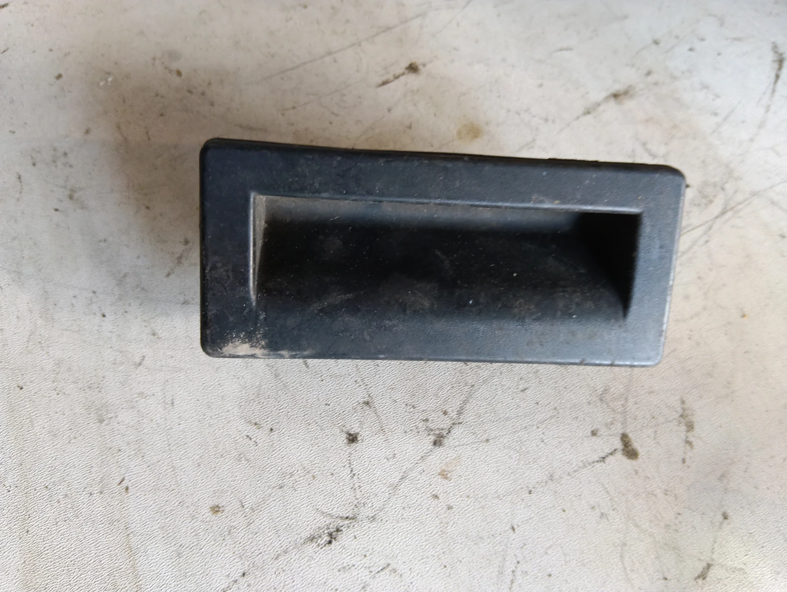 копче отваряне заден капак 3V0927566 Audi A4