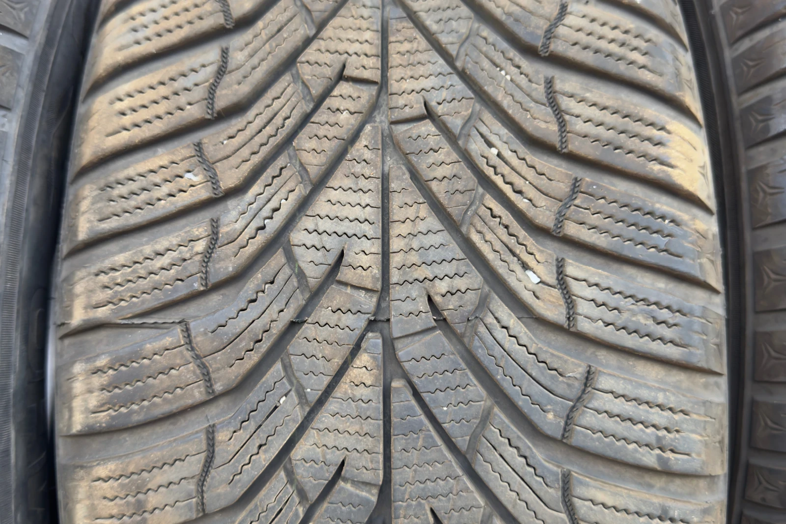 Гуми Зимни 235/50R18, снимка 3 - Гуми и джанти - 56086203