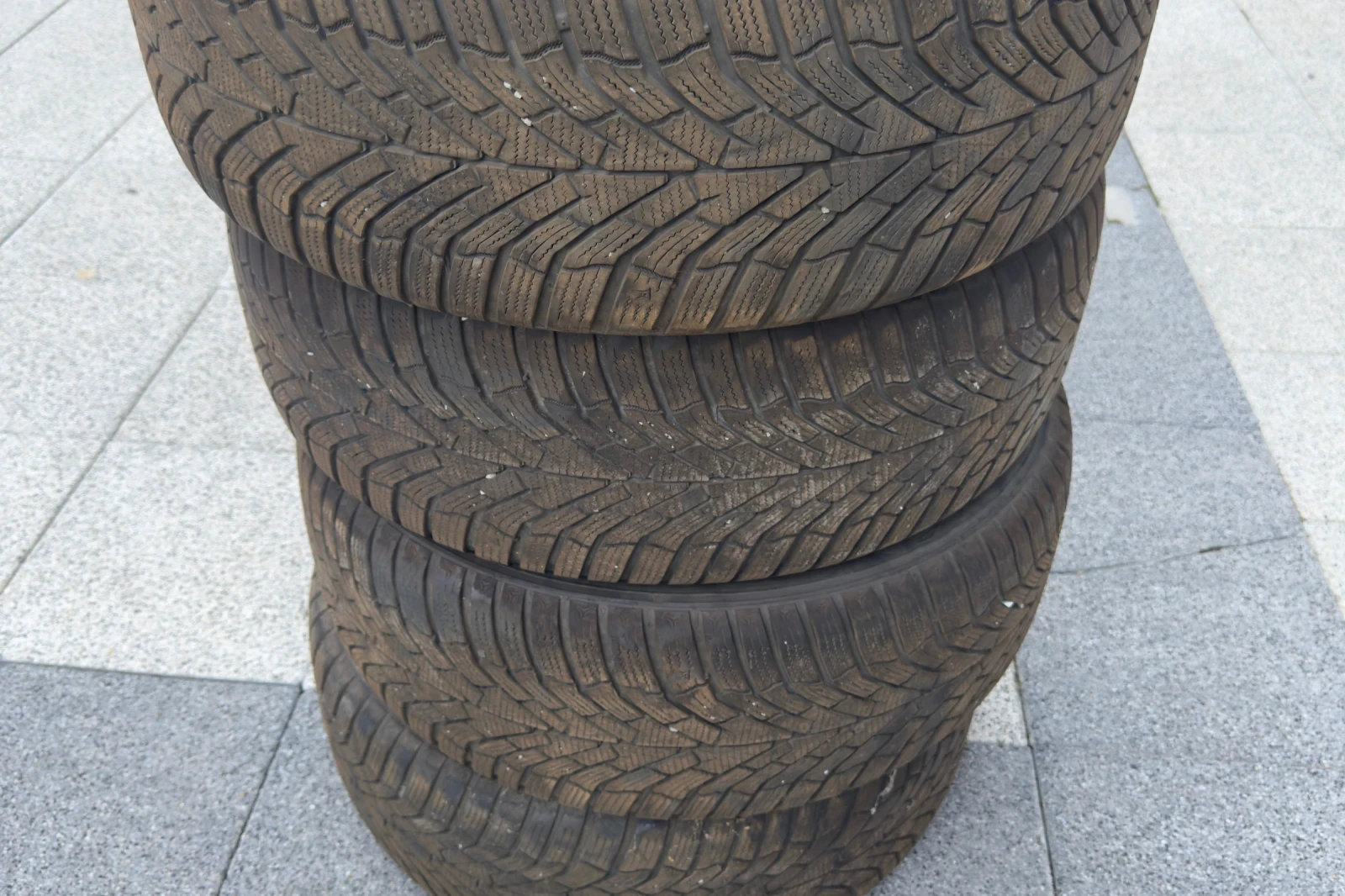 Гуми Зимни 235/50R18, снимка 2 - Гуми и джанти - 56086203