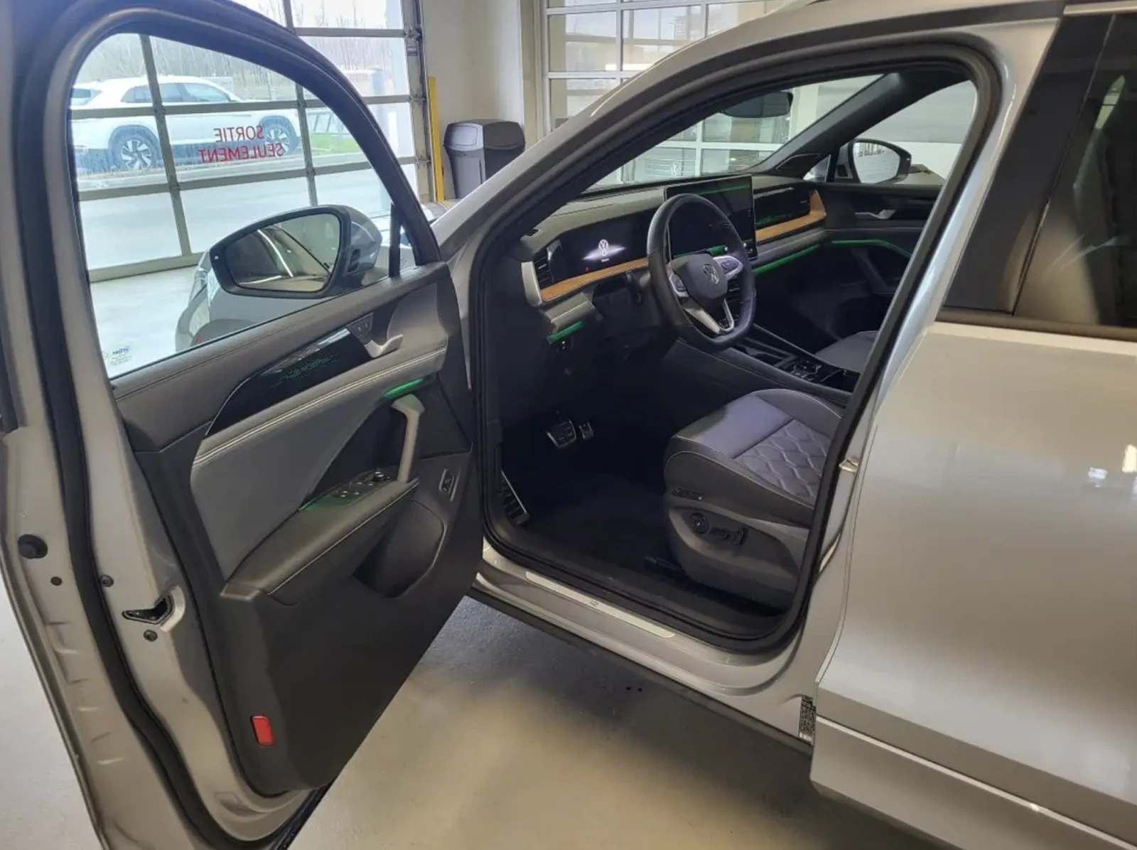 VW Tiguan 2025 Volkswagen Tiguan Highline R-Line, снимка 7 - Автомобили и джипове - 54779327