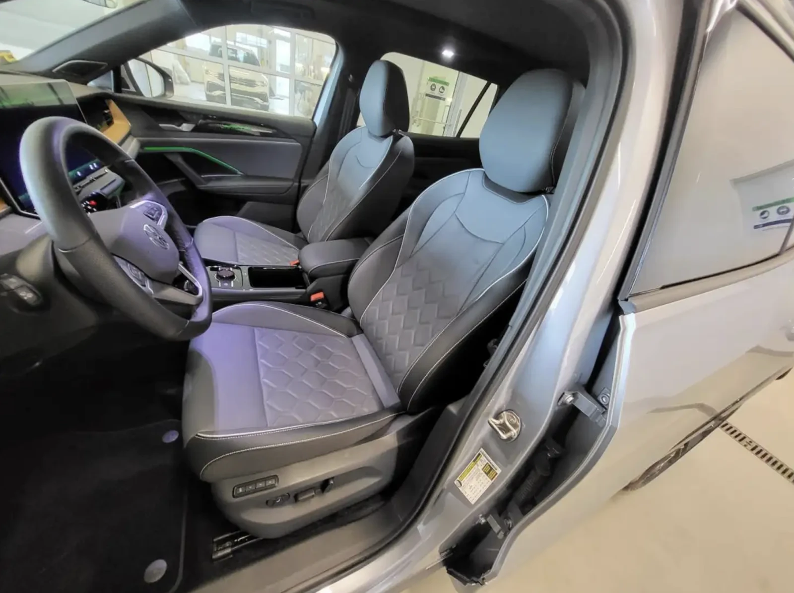 VW Tiguan 2025 Volkswagen Tiguan Highline R-Line, снимка 8 - Автомобили и джипове - 54779327