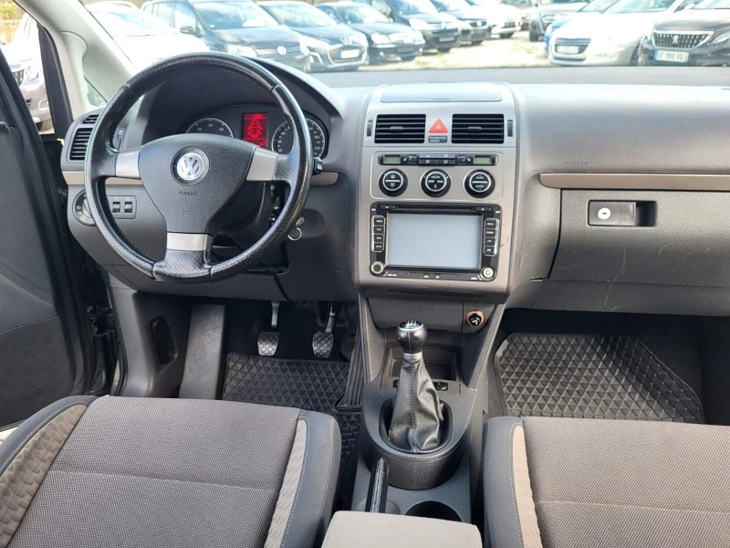 VW Touran 1.4i TURBO, снимка 10 - Автомобили и джипове - 46580458