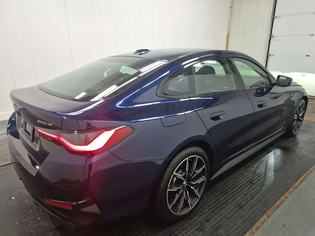 BMW i4 EDRIVE40/CARFAX/CAMERA/2 КЛЮЧА , снимка 3 - Автомобили и джипове - 54060737