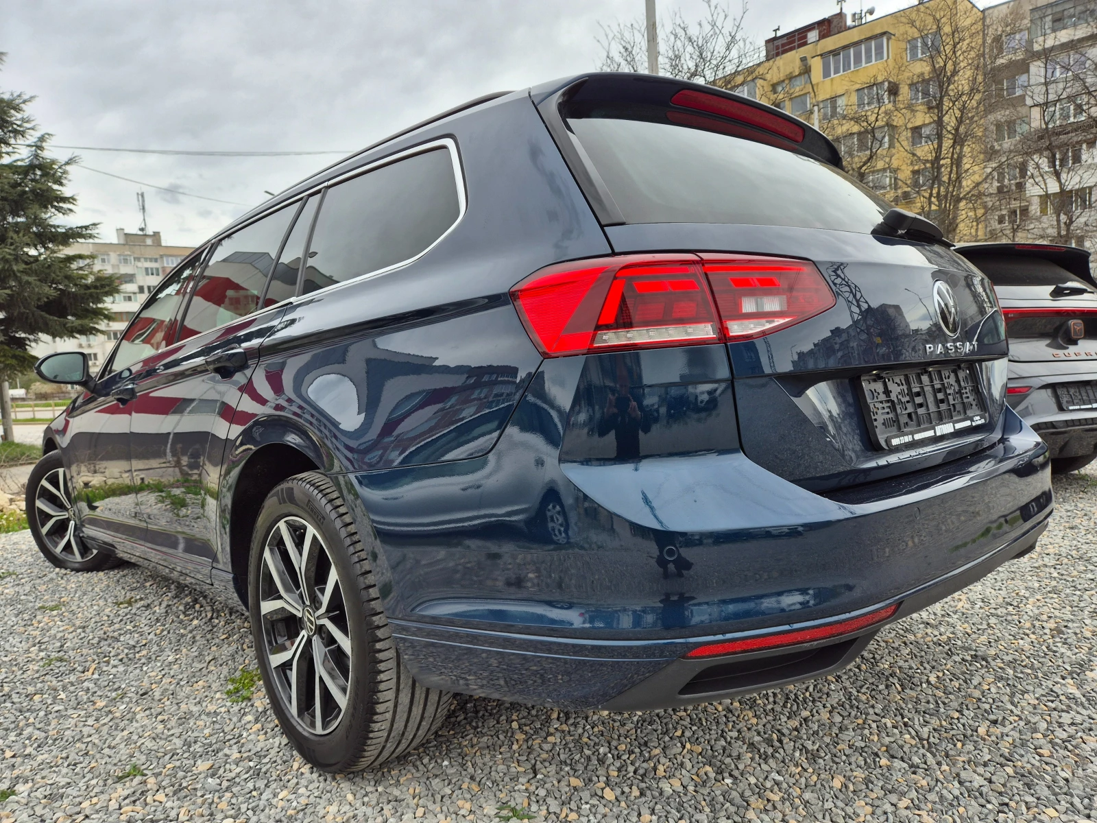 VW Passat 2.0 TDI -150 K.S. AVTOMAT-LED-DISTRONIK-EXECUTIVE, снимка 4 - Автомобили и джипове - 54125616