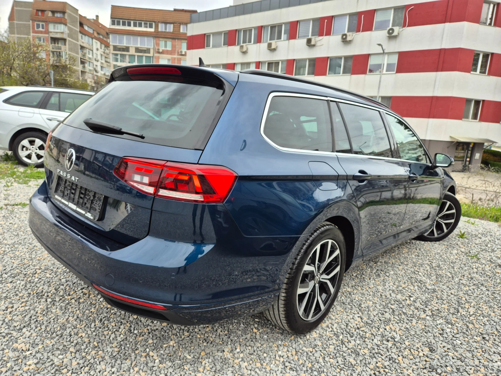 VW Passat 2.0 TDI -150 K.S. AVTOMAT-LED-DISTRONIK-EXECUTIVE, снимка 2 - Автомобили и джипове - 54125616
