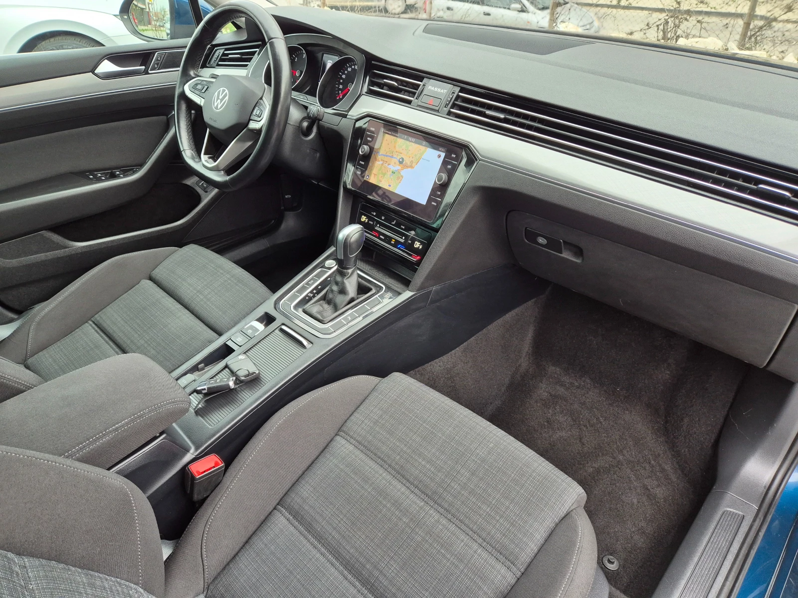 VW Passat 2.0 TDI -150 K.S. AVTOMAT-LED-DISTRONIK-EXECUTIVE, снимка 11 - Автомобили и джипове - 54125616