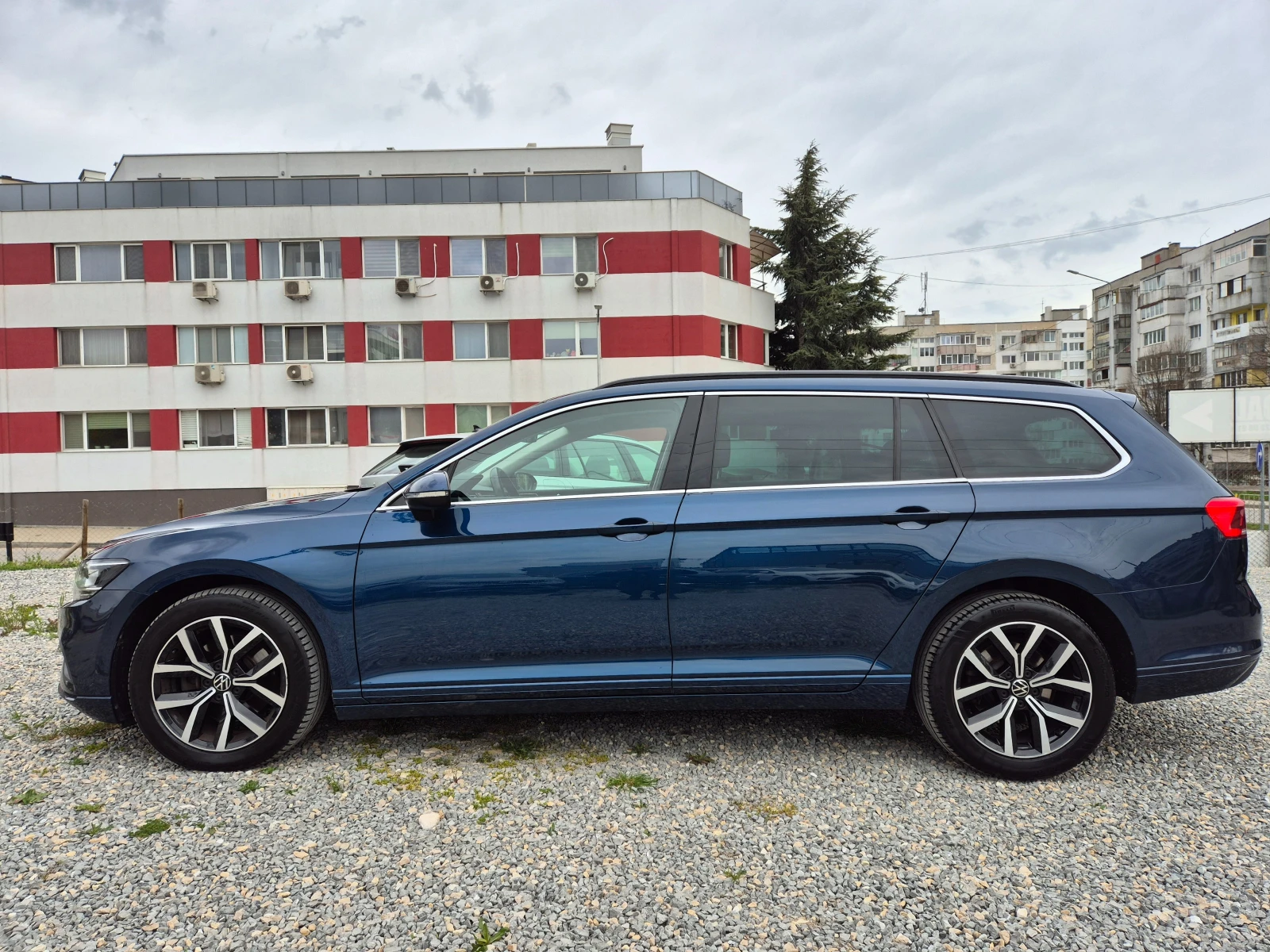 VW Passat 2.0 TDI -150 K.S. AVTOMAT-LED-DISTRONIK-EXECUTIVE, снимка 7 - Автомобили и джипове - 54125616