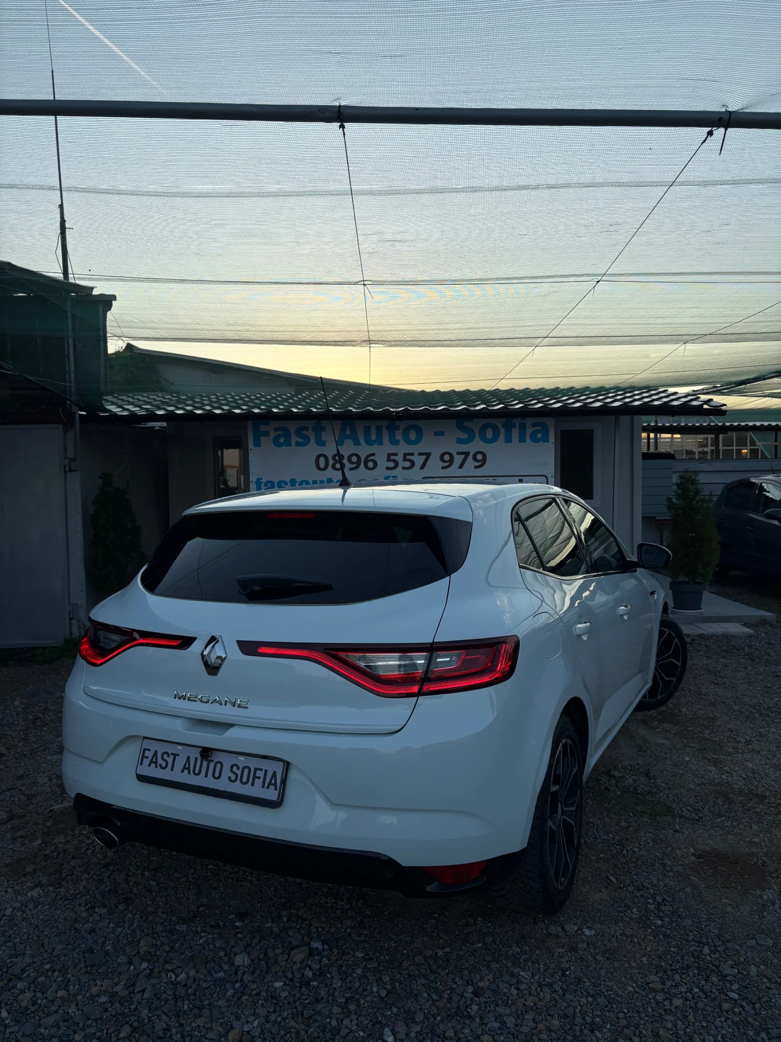 Renault Megane 1.5dCi* Automatic* Keyless* Camera* 110к.с, снимка 4 - Автомобили и джипове - 54839792