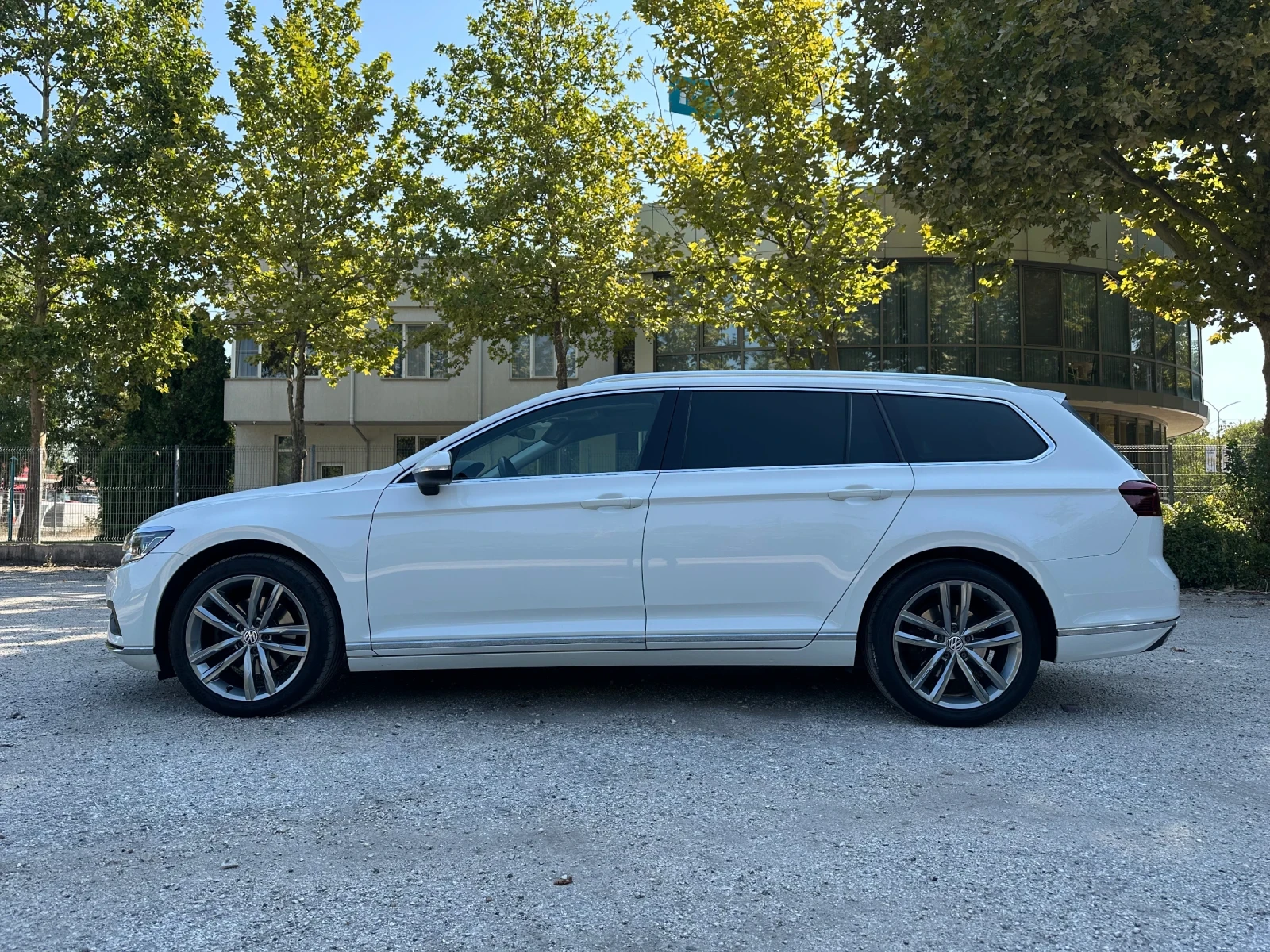 VW Passat  8 Facelift Elegance  IQ/Digital/Pano, снимка 4 - Автомобили и джипове - 56019661