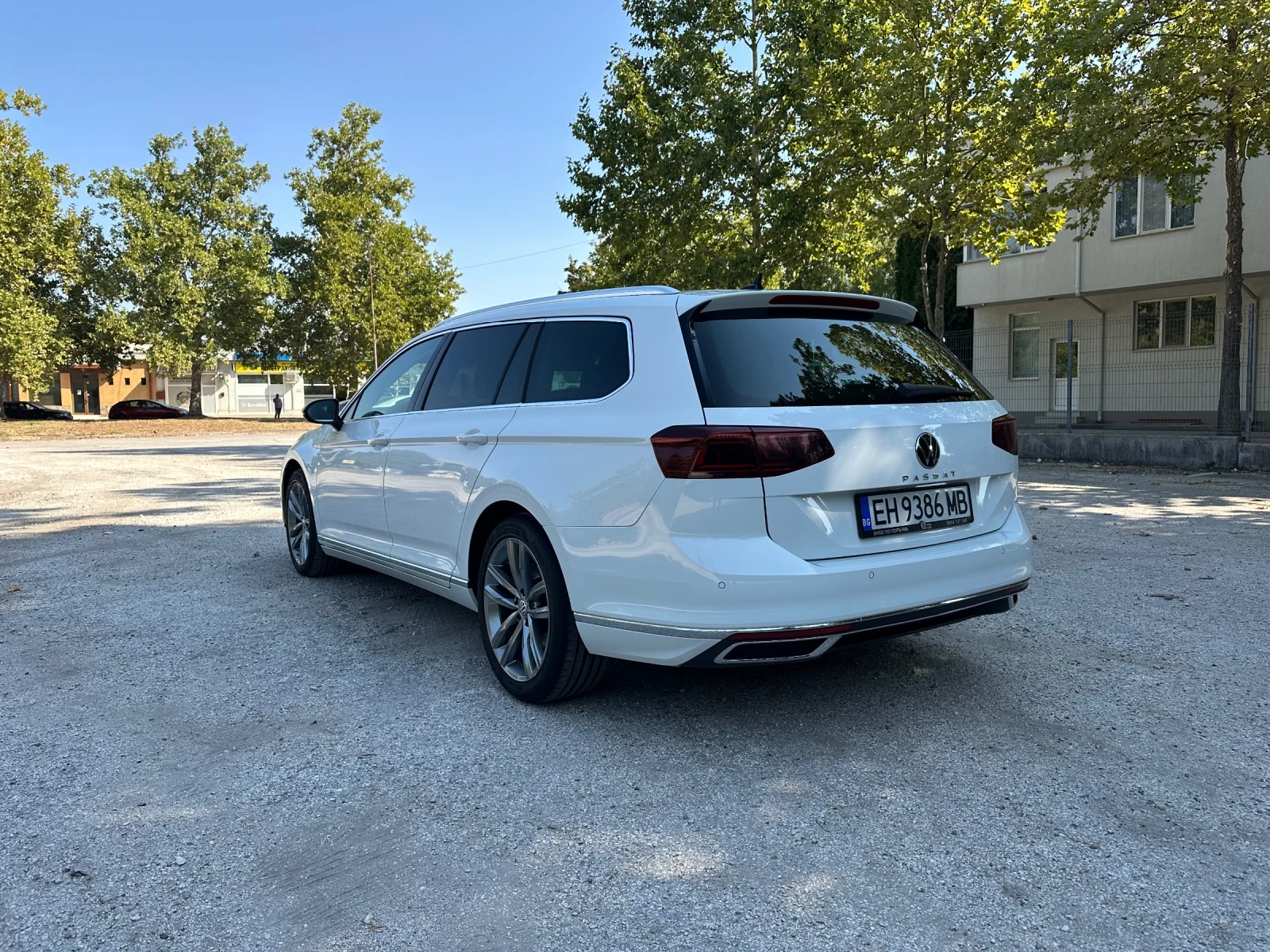 VW Passat  8 Facelift Elegance  IQ/Digital/Pano, снимка 5 - Автомобили и джипове - 56019661