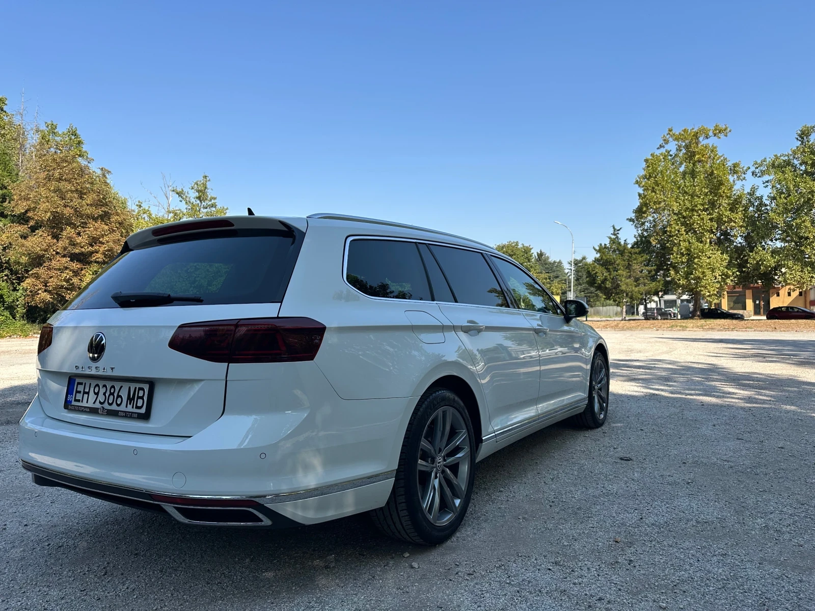 VW Passat  8 Facelift Elegance  IQ/Digital/Pano, снимка 7 - Автомобили и джипове - 56019661