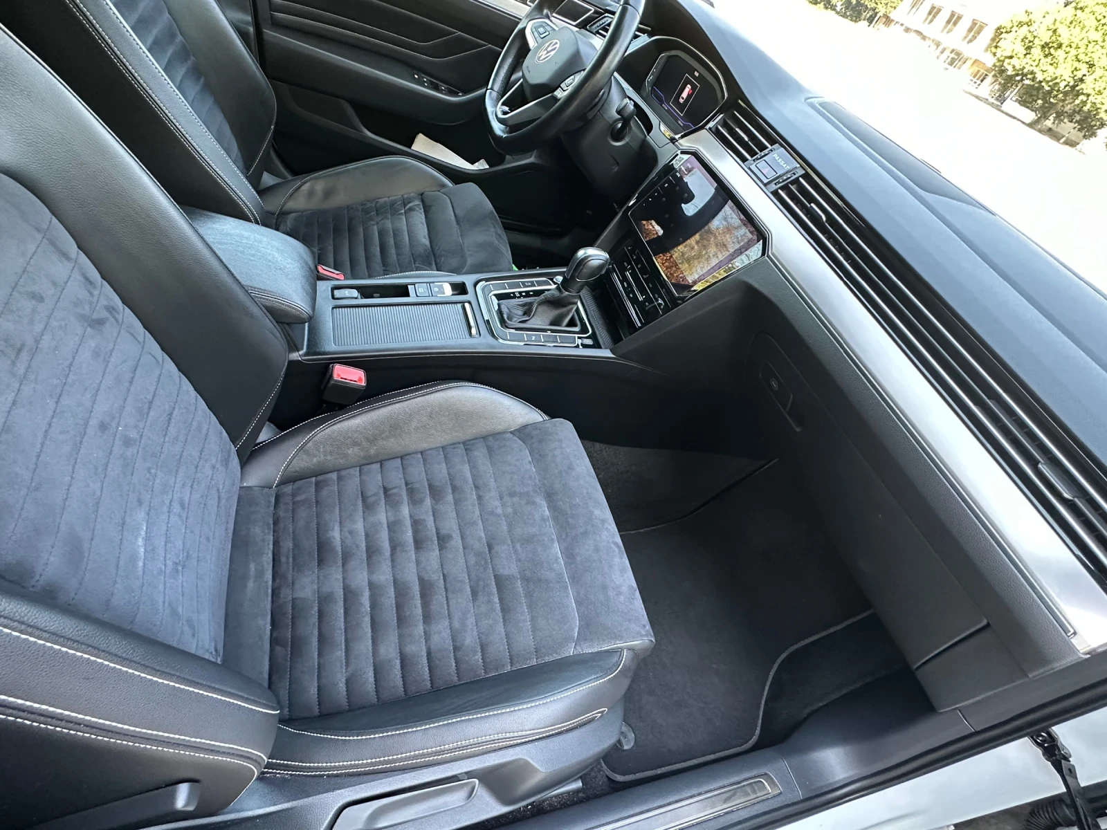 VW Passat  8 Facelift Elegance  IQ/Digital/Pano, снимка 17 - Автомобили и джипове - 56019661
