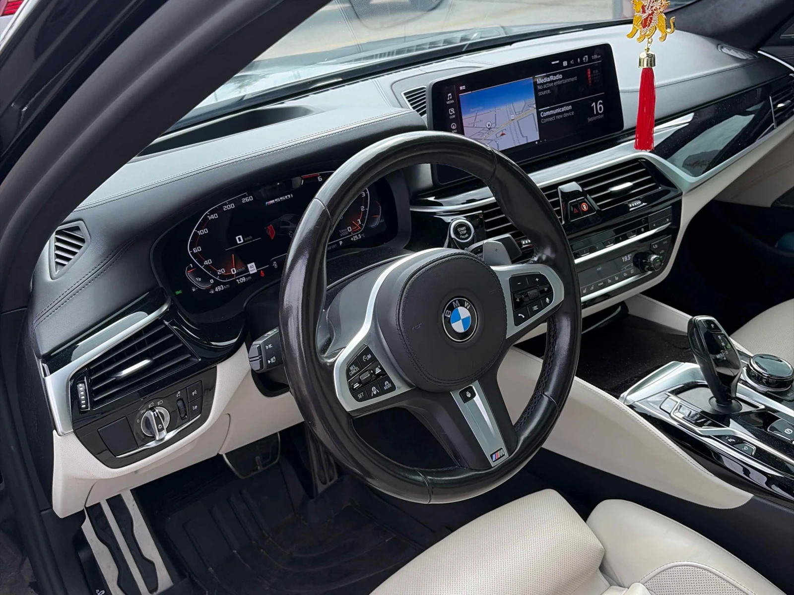 BMW 550 i xDrive * CARFAX * DISTRONIC* LASER* , снимка 5 - Автомобили и джипове - 56120666