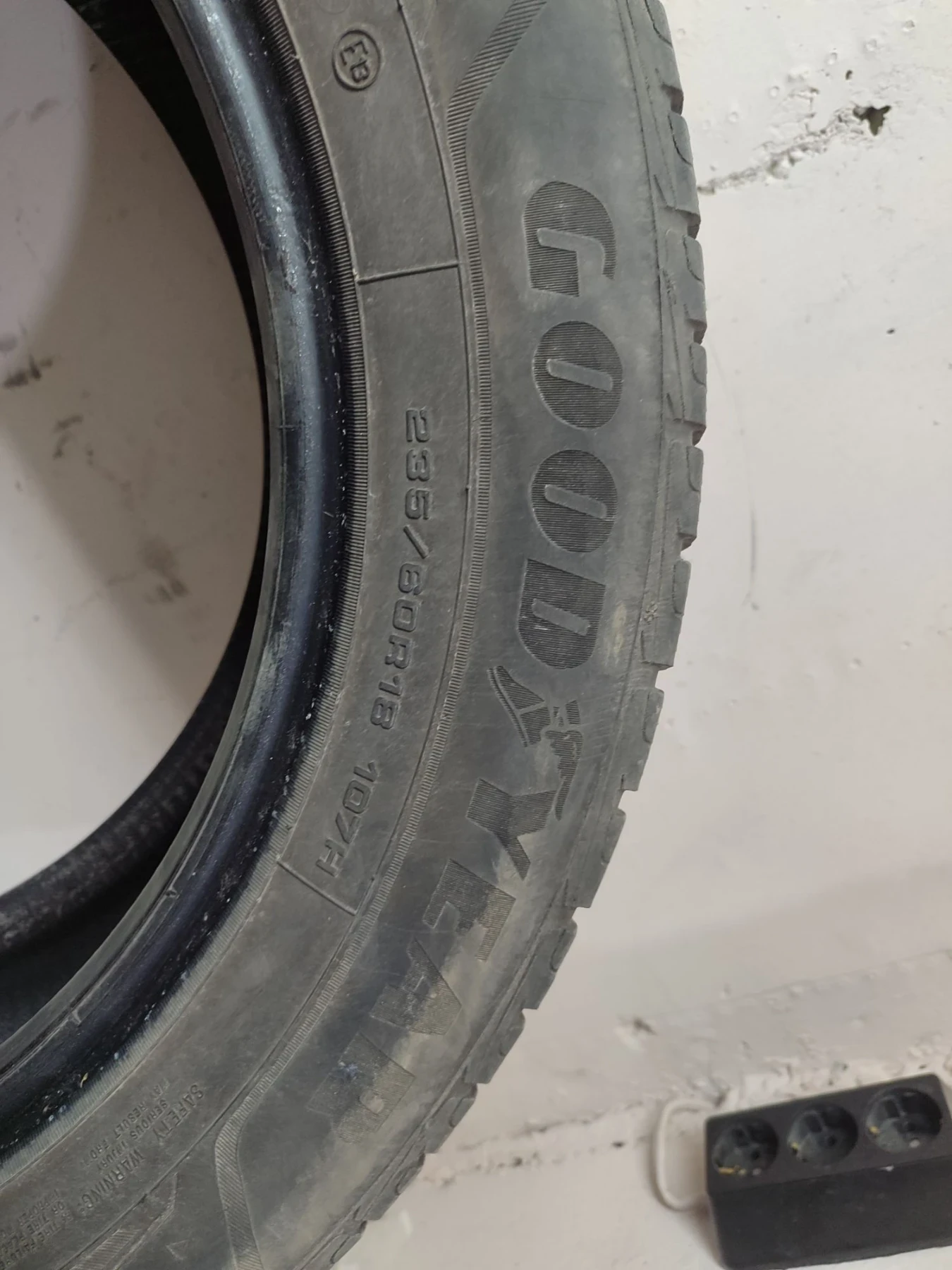 Гуми Зимни 235/60R18, снимка 2 - Гуми и джанти - 56242870