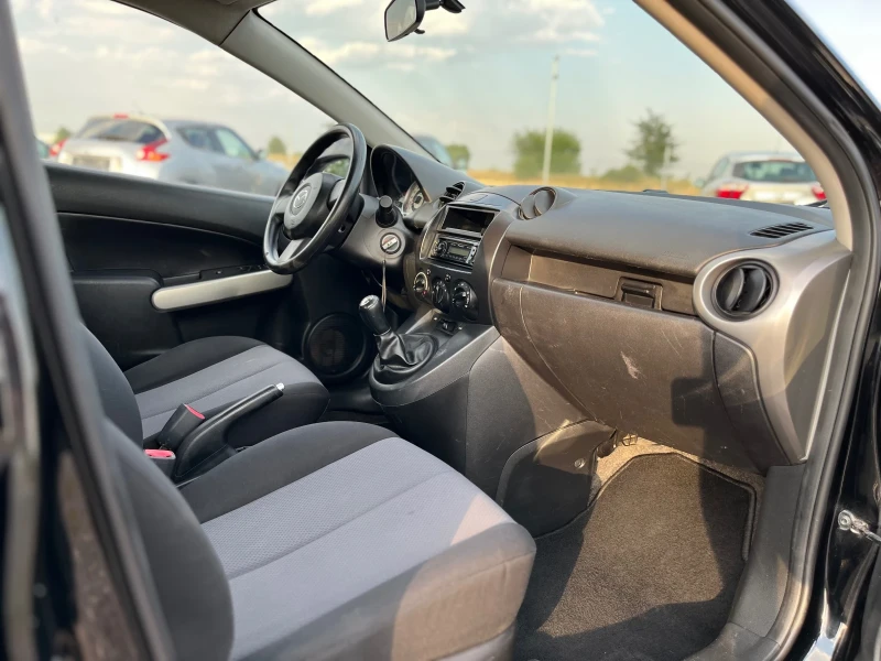 Mazda 2 1.3 75 коня, снимка 8 - Автомобили и джипове - 51129945