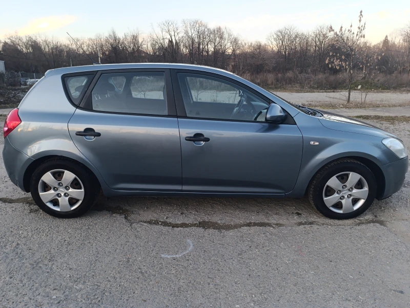 Kia Ceed 1.6i, снимка 4 - Автомобили и джипове - 52851307