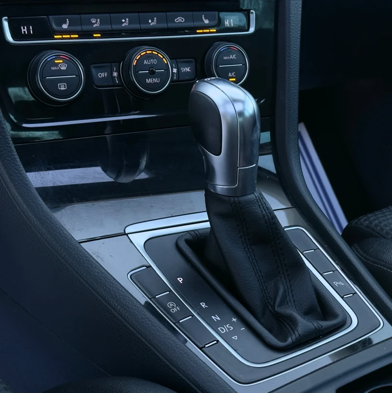 VW Golf 1.6TDi AVTOMAT* XENON* NAVI* FULL LED, снимка 16 - Автомобили и джипове - 53078419