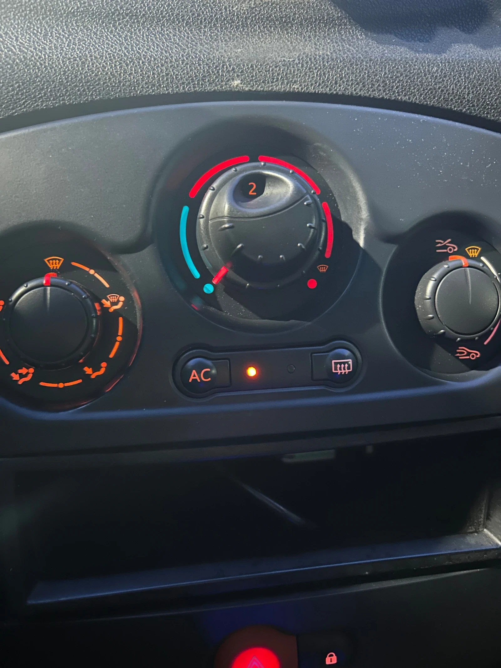 Renault Clio 1.2 TSE GRANDTOUR, снимка 8 - Автомобили и джипове - 54385198