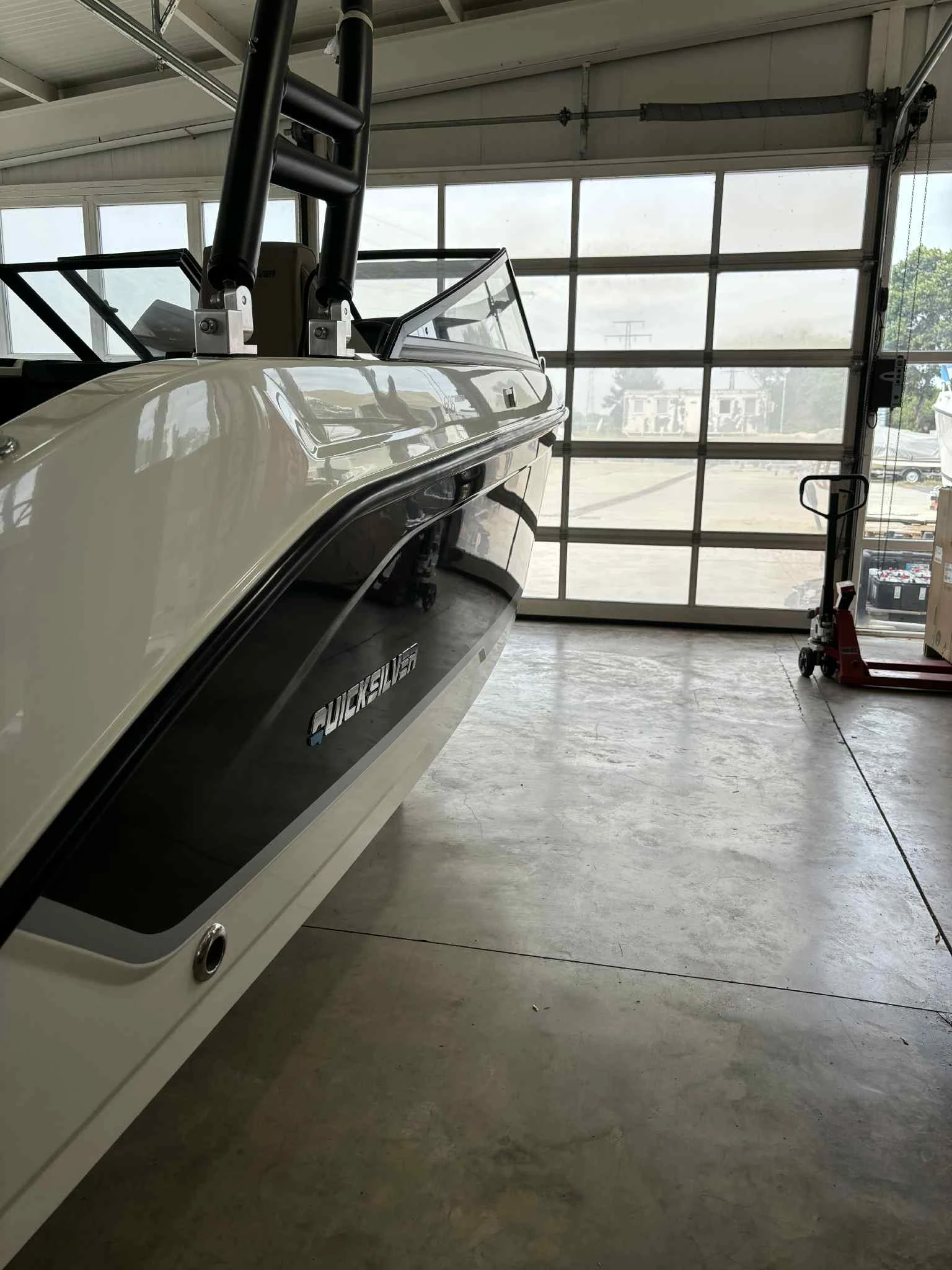 Моторна яхта Quicksilver 605 Bowrider - изображение 2