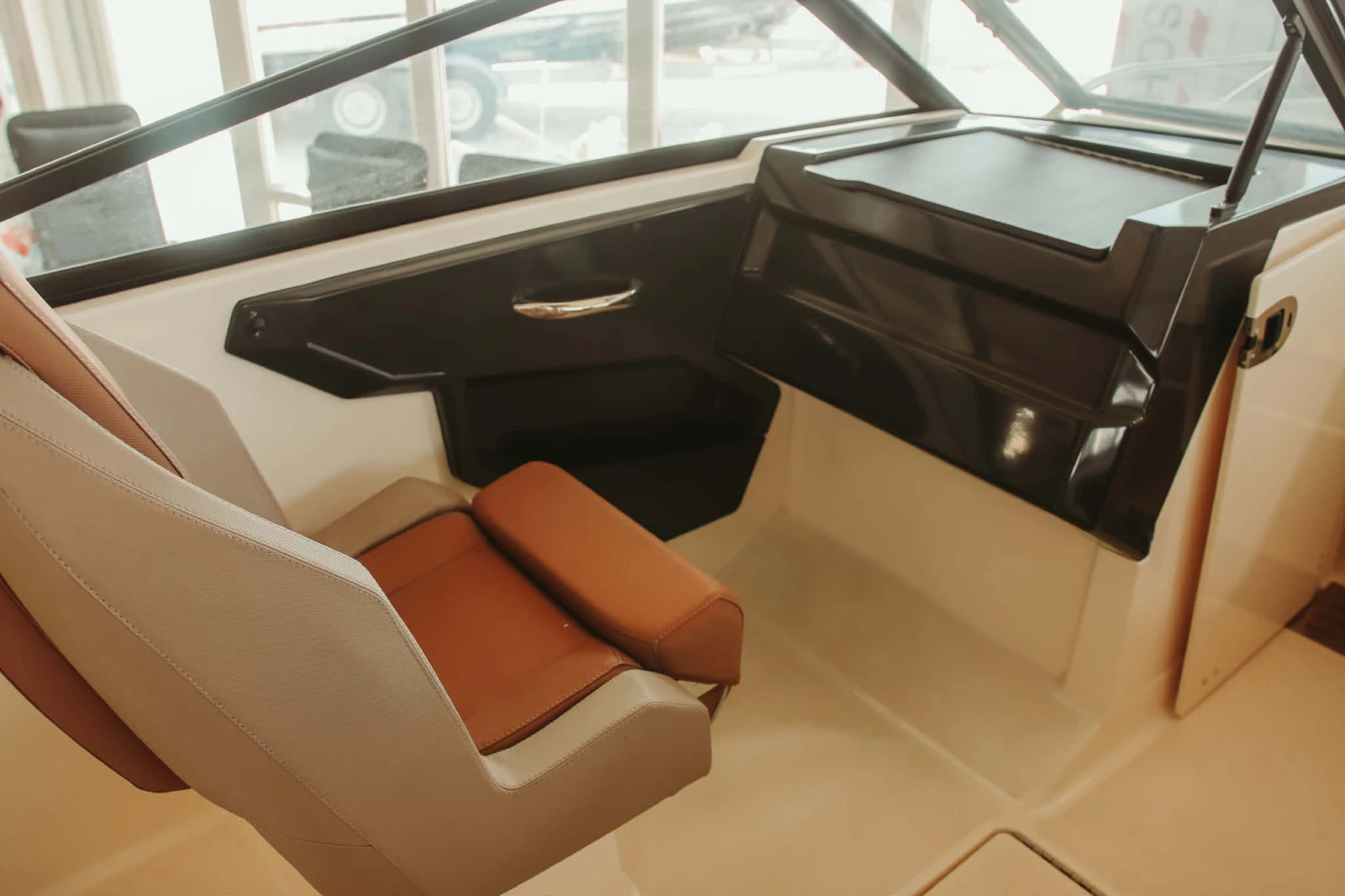 Моторна яхта Quicksilver 605 Bowrider, снимка 10 - Воден транспорт - 50846406